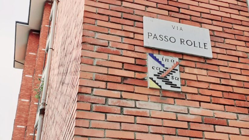 Targa ceramica d'autore sulla facciata di un palazzo del qurtiere Feltre a Milano