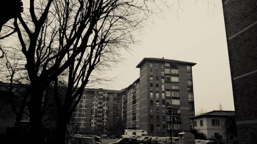 Veduta d'insieme di uno dei palazzi del quartiere Feltre di Milano