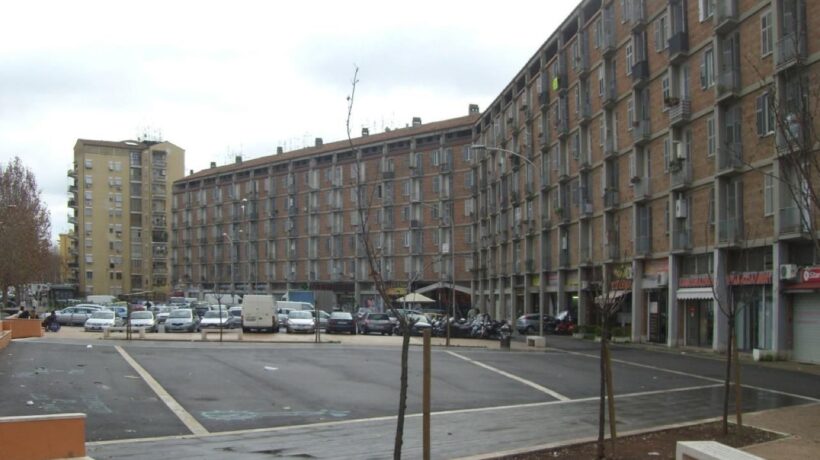 Il u0022boomerangu0022 così chiamato per la pianta a V all'ingresso del quartiere INA-Casa Tiburtino di Roma