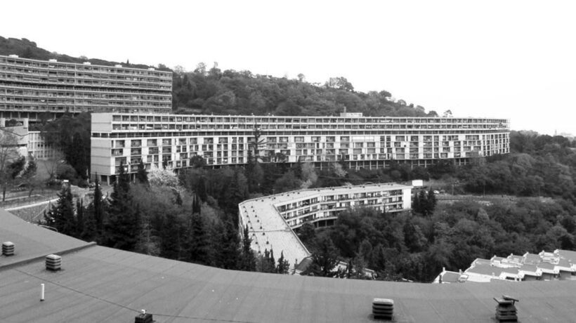 Il u0022serpentoneu0022, soprannome del quartiere INA-Casa del Forte Quezza a Genova (courtesy Castelvecchi)