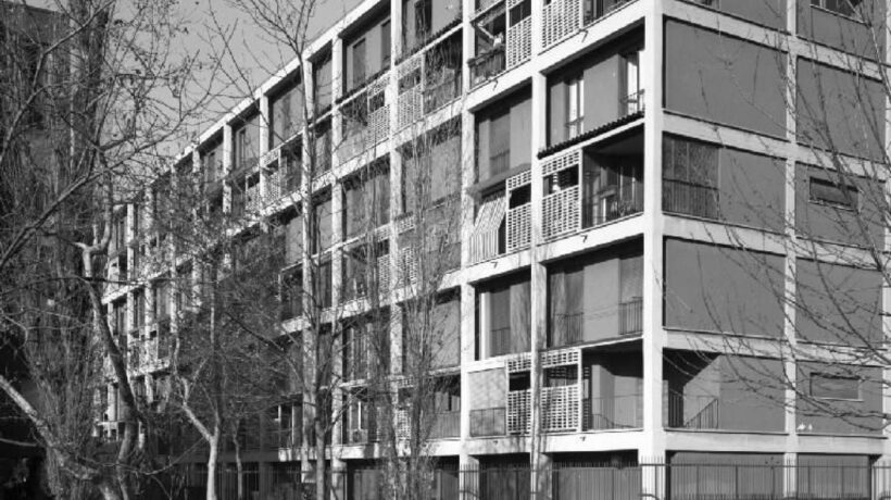 Il palazzo a pianta rettangolare del quartiere Harar di Milano