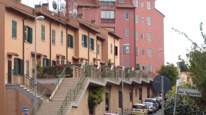 Le casette di Roma Tiburtino, con il classico ballatoio a zig zag