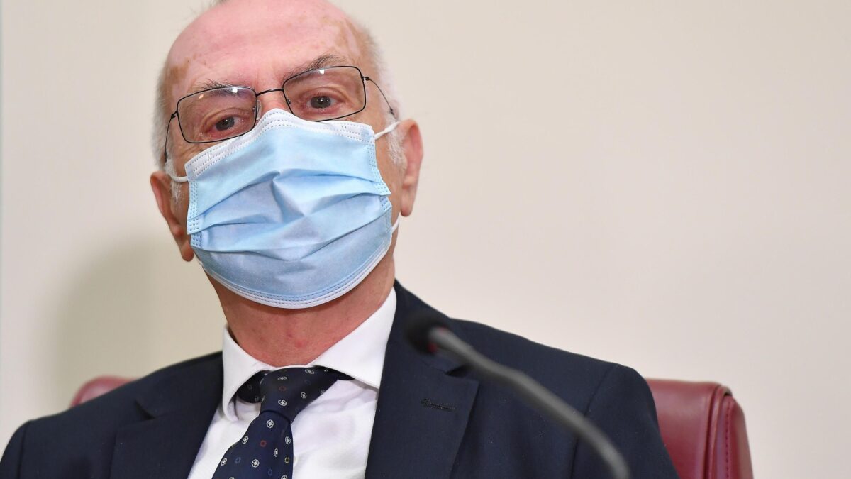 Il Cts cambia idea su Astrazeneca. Ormai è chiaro: dipende dai politici
