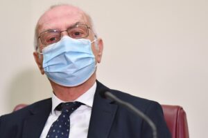 Il Cts cambia idea su Astrazeneca. Ormai è chiaro: dipende dai politici