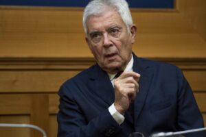 «Mattarella troppo timido: doveva sciogliere il Csm»