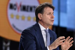 «Vaffa» alle capriole dell’equilibrista Conte