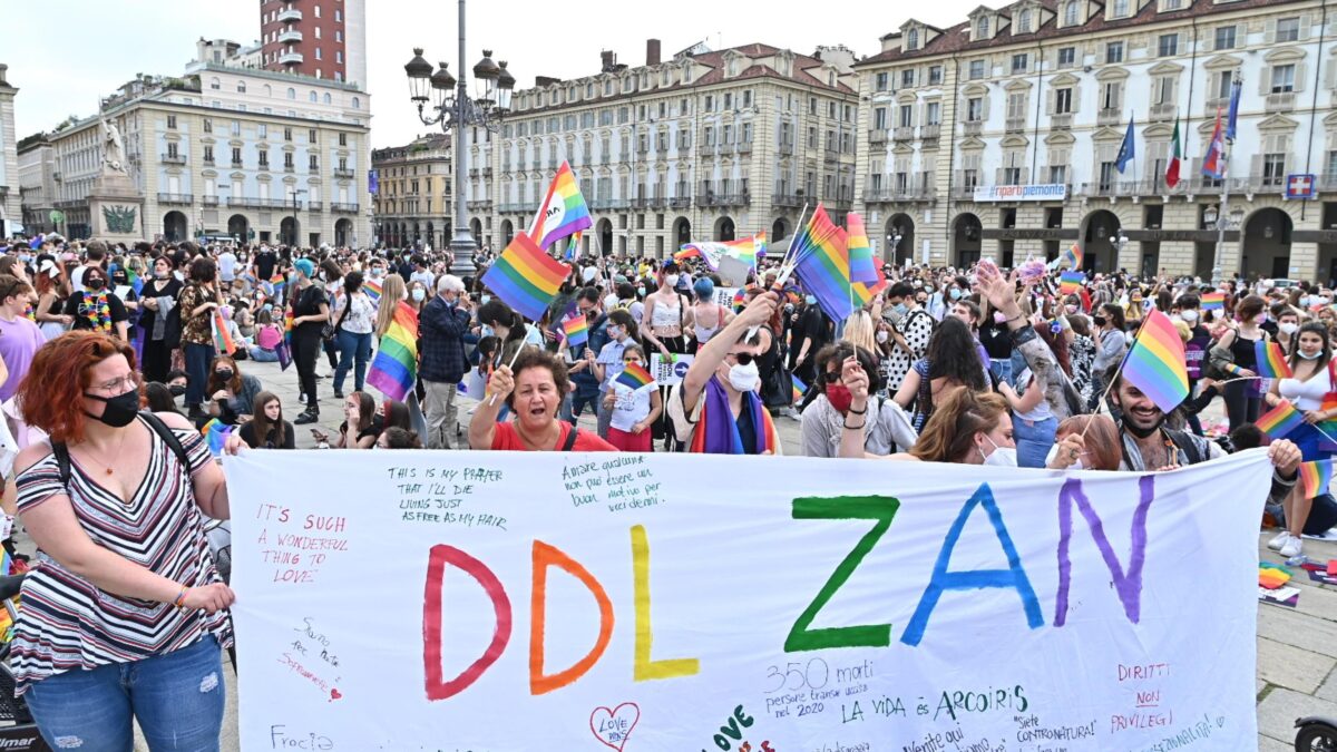 Omotransfobia: «Al via il Tour del Bandierone, 600 mq di libertà contro il bavaglio del ddl Zan»