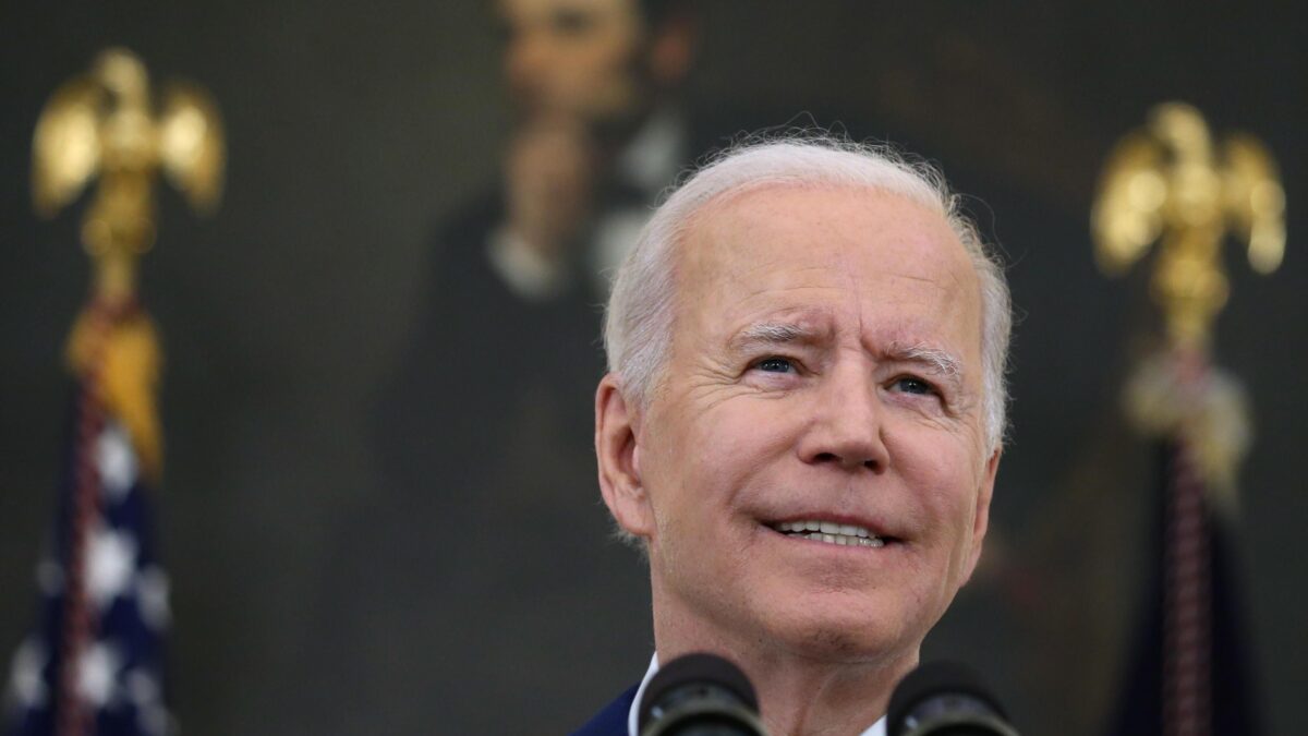 La comunione a Biden agita i vescovi Usa. Il Papa: «Siete casta»