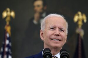 La comunione a Biden agita i vescovi Usa. Il Papa: «Siete casta»