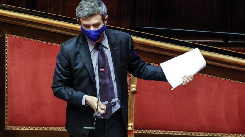 Licenziamenti vietati. I sindacati chiedono la proroga, il governo prova a differenziare