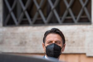 Conte lancia l’Opa sul M5s randellando l’Elevato. «Non farò il prestanome»