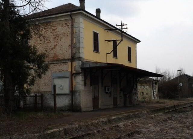 La stazione di Castel d'Alfero (Wikimedia Commons)
