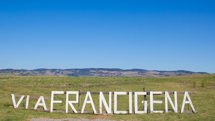 Un tratto della Via Francigena in Val d'Orcia in Toscana (iStock)