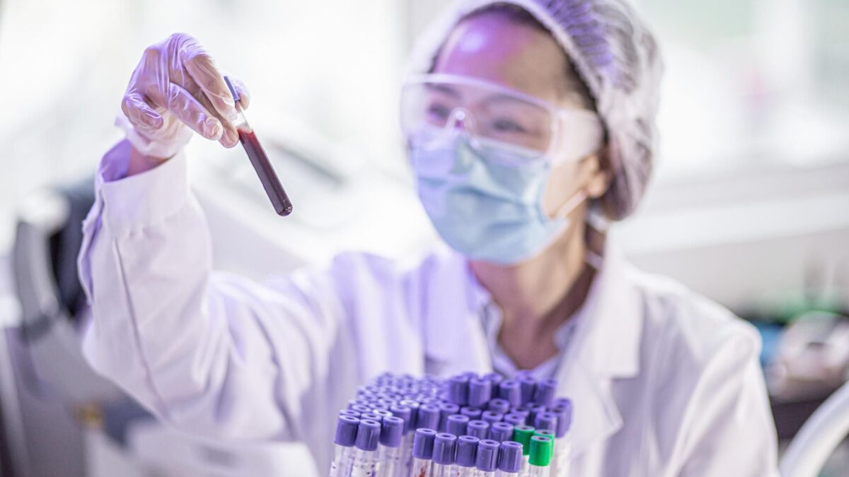 Contrordine, virologi: «Il Covid è artificiale»