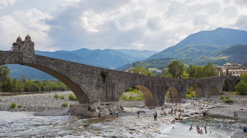 Bobbio lungo la Via degli Abati (iStock)