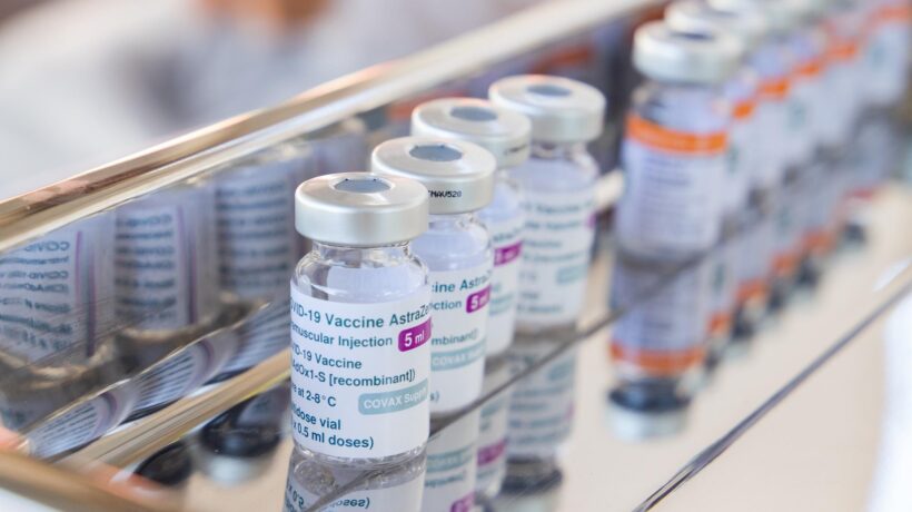 Ultima giravolta sui vaccini. «Vietare Astrazeneca a tutti»