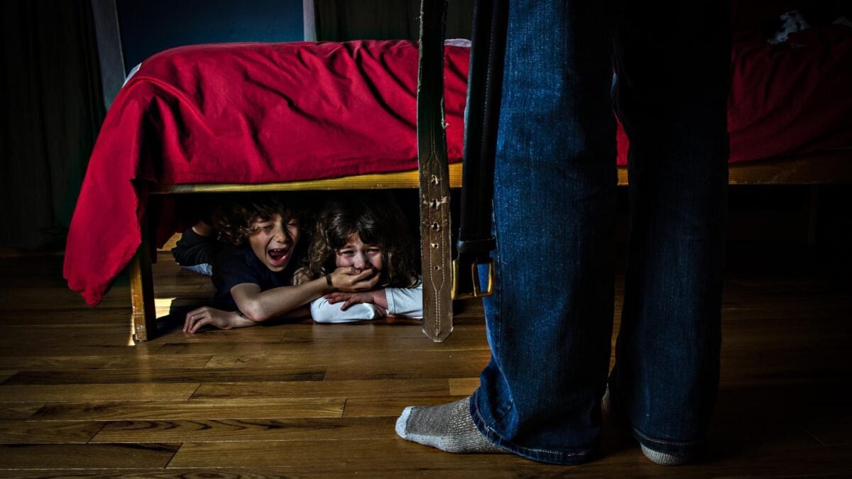 Il padre è uno stupratore, gli affidano i figli