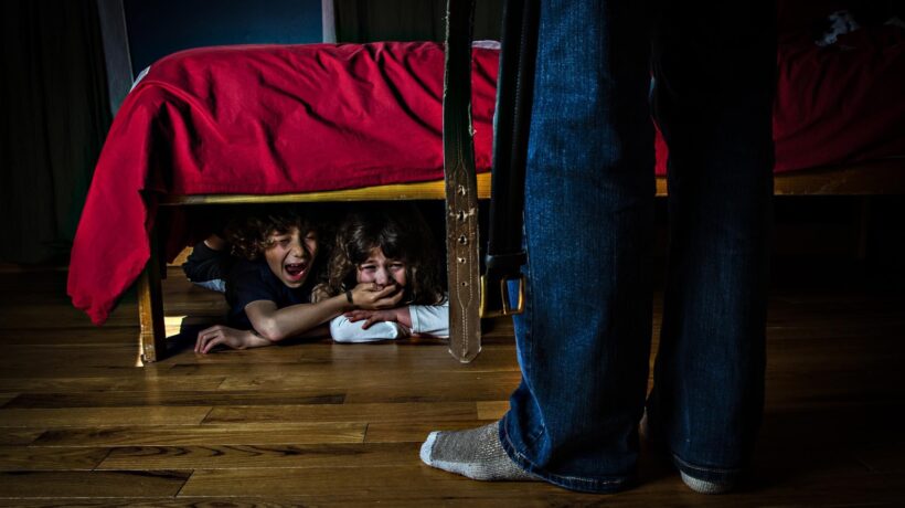 Il padre è uno stupratore, gli affidano i figli