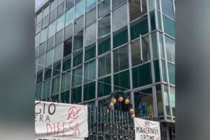 La campagna per il Campidoglio fa lo slalom tra i palazzi occupati