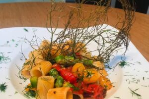 Cuciniamo insieme: mezzemaniche estive multicolori