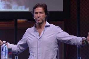 Javier Goyeneche: «Creo abiti riciclando rifiuti marini. E porto la produzione pure in Italia»