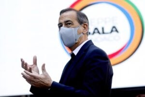 Il sindaco «lunare» Sala si accorge che i francesi si sono presi la Borsa