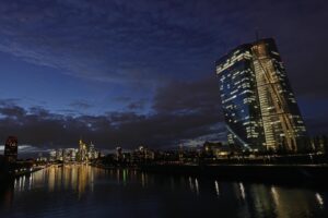 Prestiti macchinosi a tassi indefiniti. Ci ricattano anche con gli eurobond