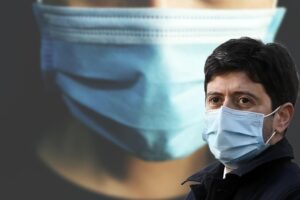 Mascherine, confini e test: tutti i rischi rimasti sottovalutati