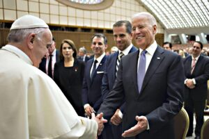 La fede si usa contro Trump, non con Biden