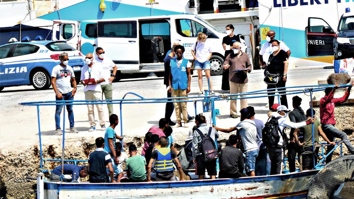 La variante indiana viaggia sul barcone. Dieci immigrati infetti a Lampedusa