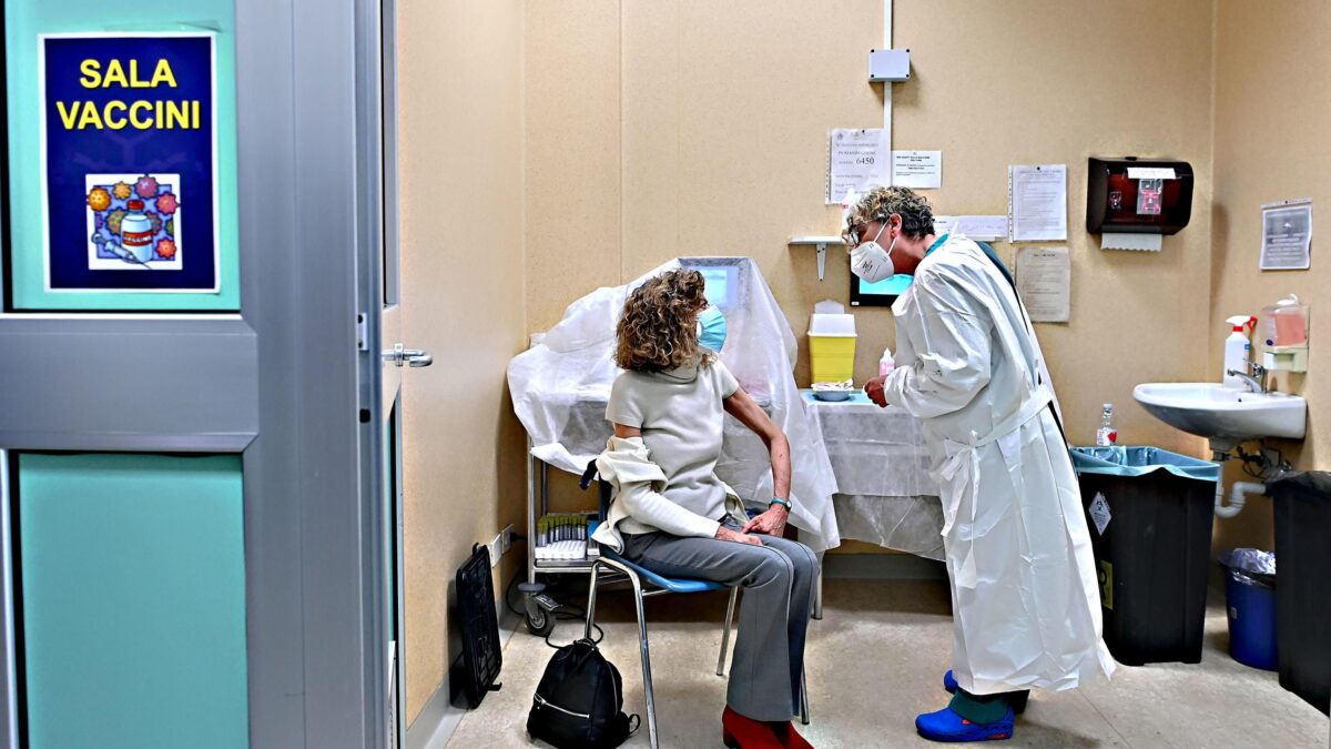 Lazio, Emilia e Puglia si ribellano al cocktail. Sì ad Astrazeneca anche agli under 60