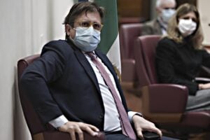 Sileri: sì all’eterologa per gli over 60. Costa toglie le mascherine agli alunni
