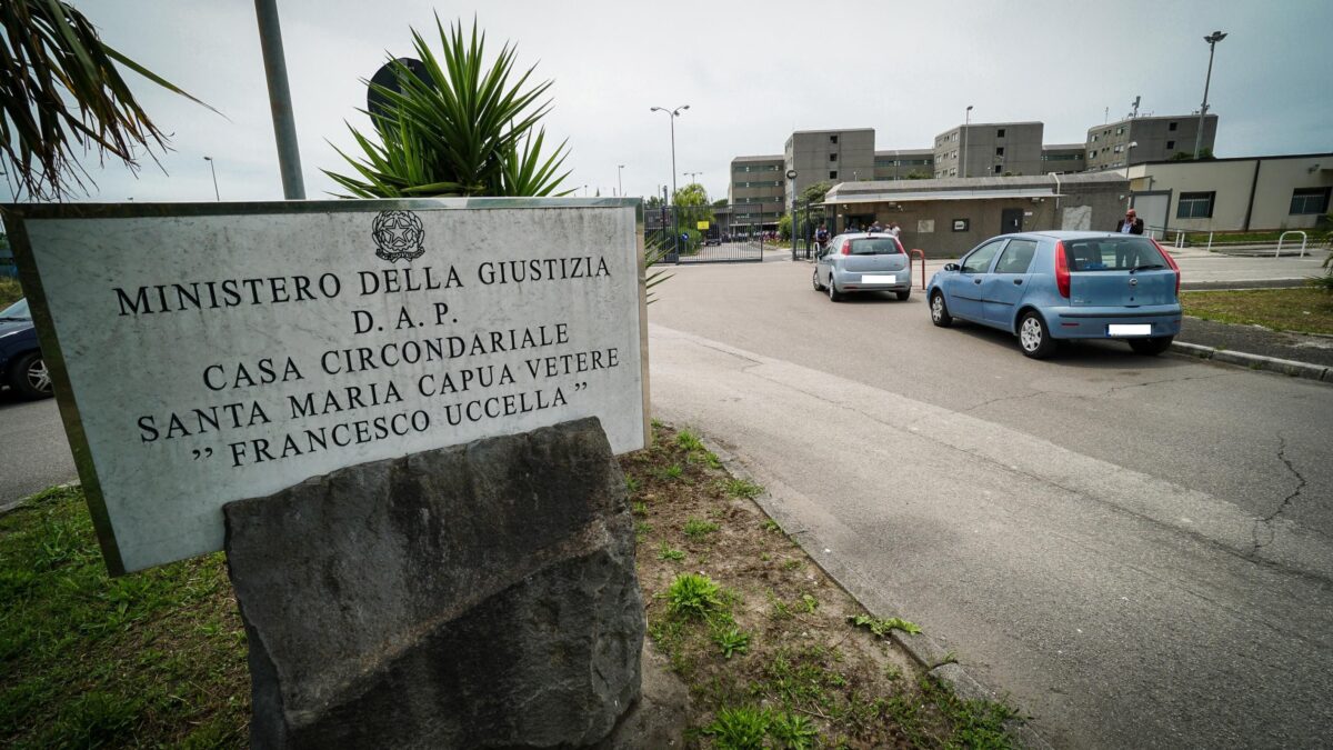 Rivolta dei detenuti nel carcere ma in galera ci vanno le guardie