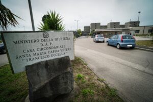 Rivolta dei detenuti nel carcere ma in galera ci vanno le guardie