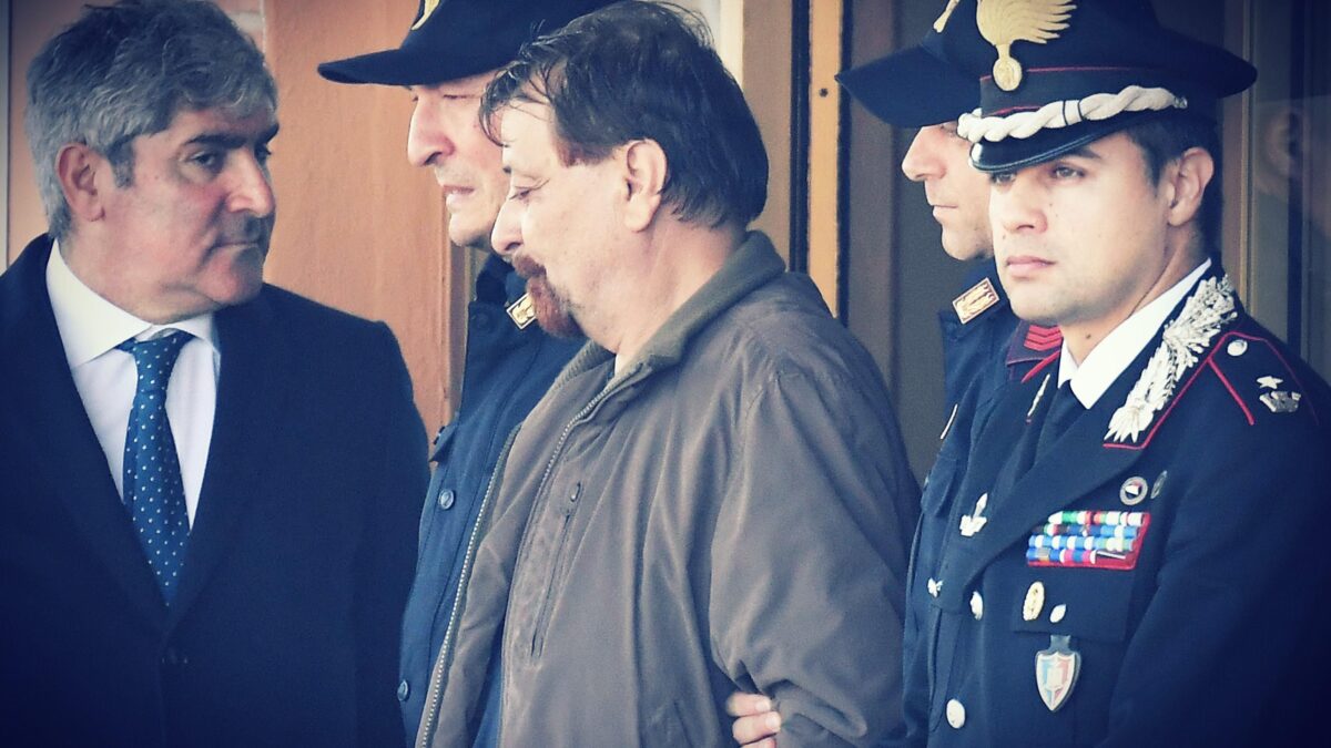 La verità degli agenti su Battisti: «Lui trasferito, i malati psichici no»