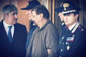 La verità degli agenti su Battisti: «Lui trasferito, i malati psichici no»