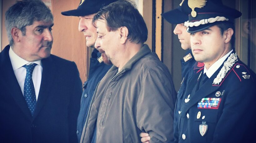 La verità degli agenti su Battisti: «Lui trasferito, i malati psichici no»