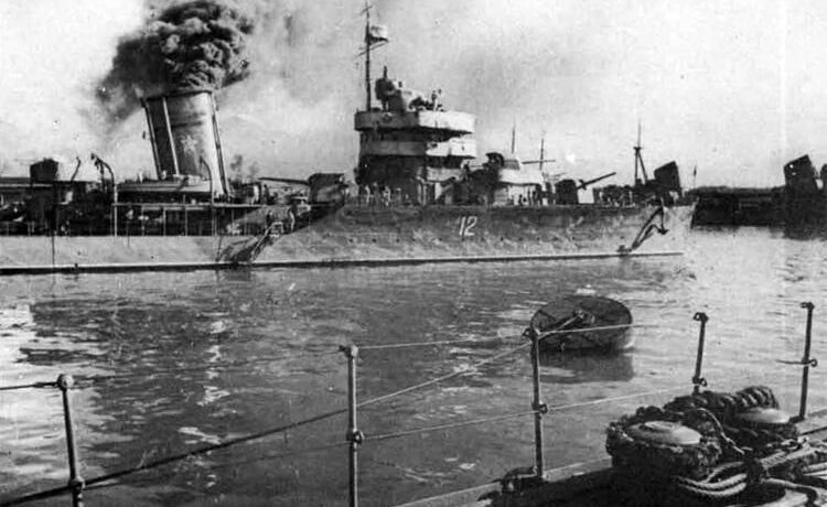 Il cacciatorpediniere russo Kharkov, danneggiato dal Mas 568 nel Mar Nero