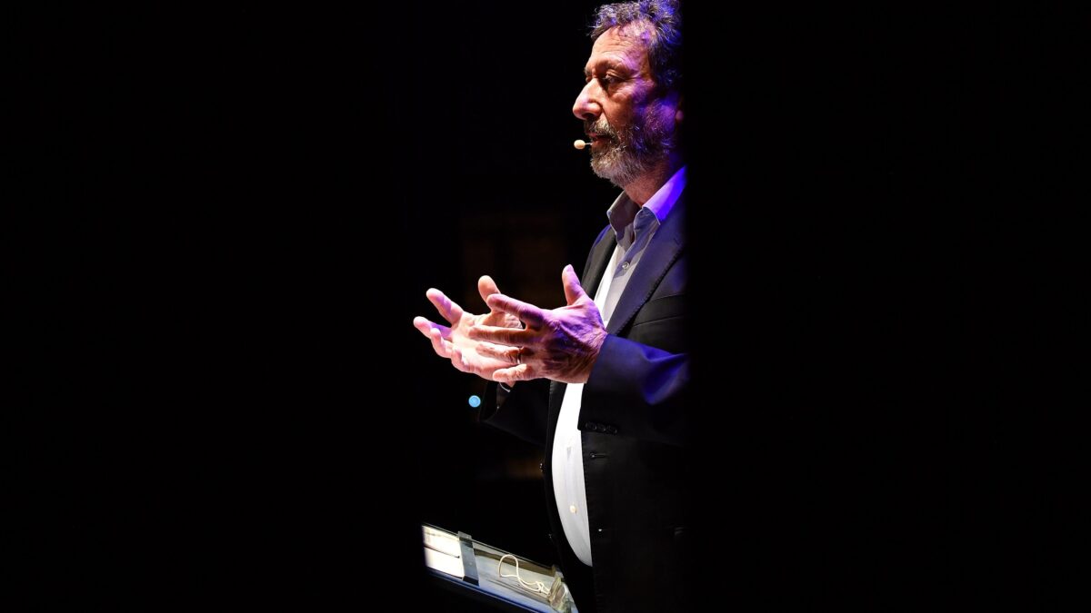 I sacerdoti del dogma vaccinale: testimoniare l’iniezione è un dovere