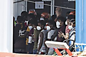 Sbarcano più di 800 in un giorno e l’Europa si volta dall’altra parte