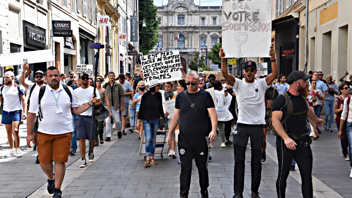 Francesi divisi sul ricatto di Macron. Scontri in piazza contro il certificato