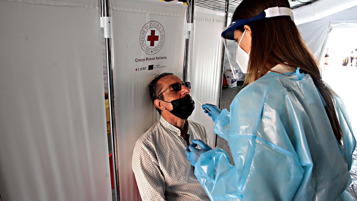 «Metà dei positivi non trasmette il virus»
