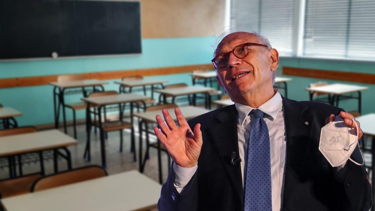 I prof inseguiti dall’obbligo. E cresce il pressing per immunizzare gli alunni