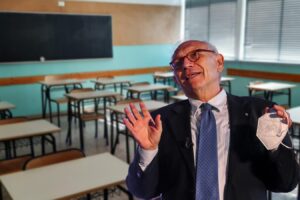 I prof inseguiti dall’obbligo. E cresce il pressing per immunizzare gli alunni