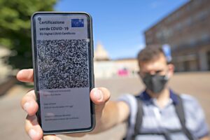 Di corsa verso il green pass, ma qualcosa non torna