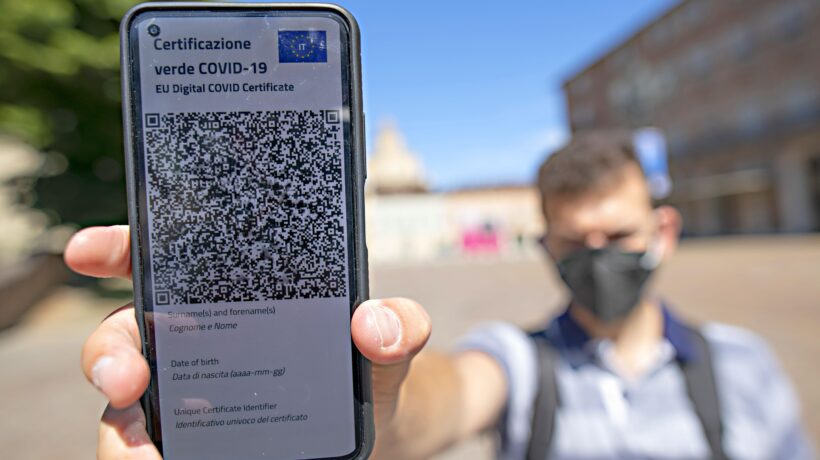 Di corsa verso il green pass, ma qualcosa non torna