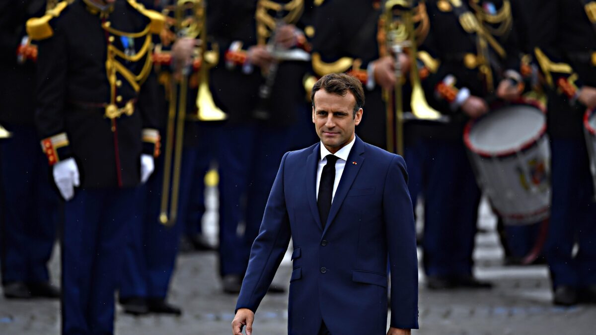 La piazza fa cambiare idea a Macron