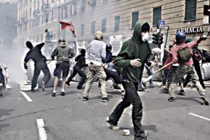 Vent’anni dopo lo sfascio di Genova certe celebrazioni fanno orrore