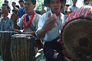Musica sinfonica in un tempio o tamburi pazzi per strada. Le note ci rapiscono sempre