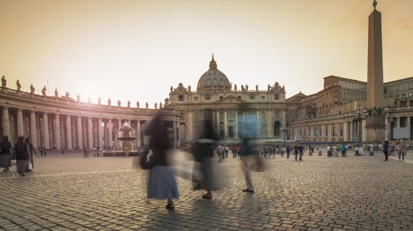 I lupi famelici di Wall Street erano dentro San Pietro. Le encicliche? Carta straccia